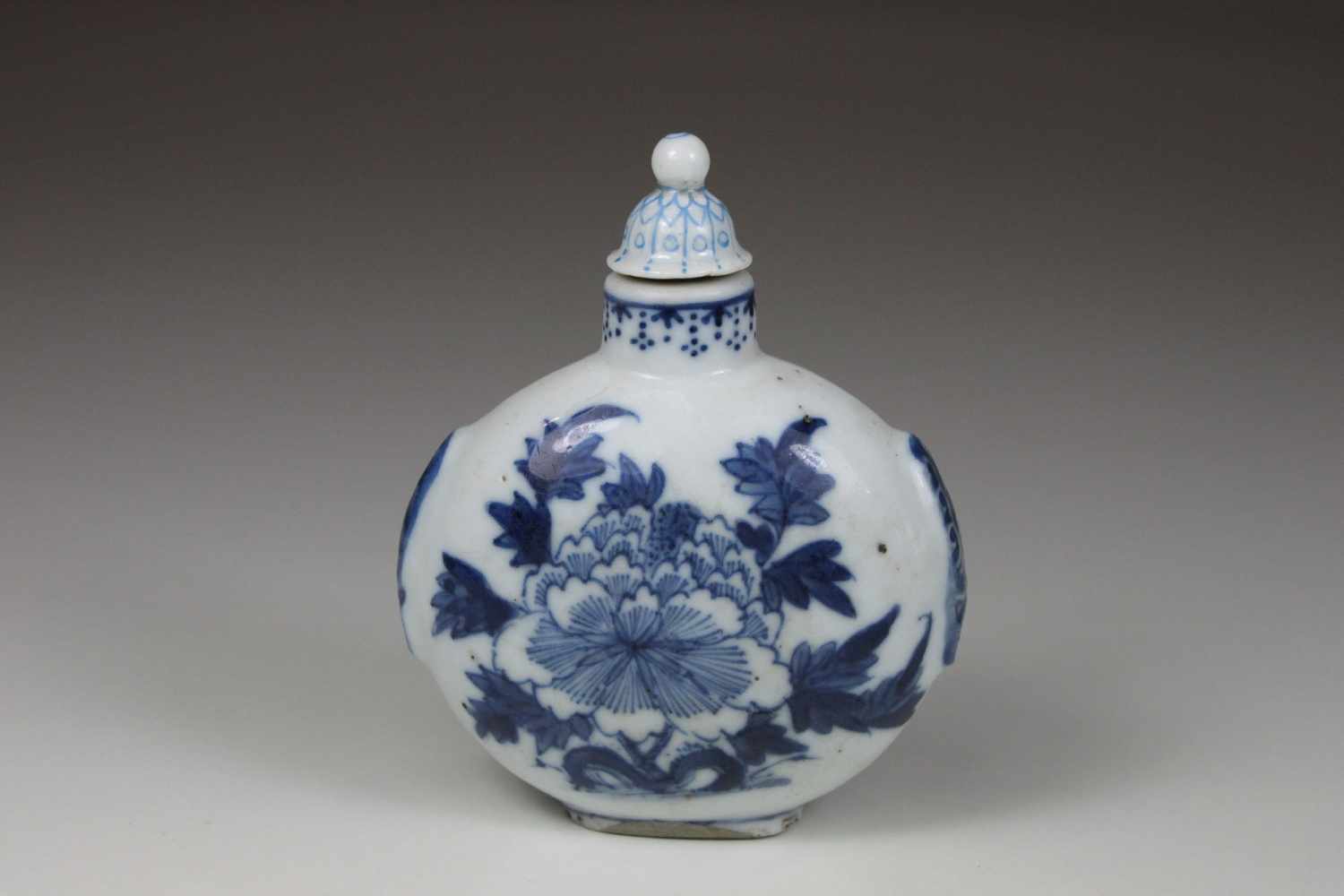 Snuffbottle, China, vier Zeichen unter Glasur, blau staffiert, H.: 9 cm, B.: 7 cm, am Stand