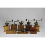 Konvolut. 5 antike Kaffeemühlen. Pendelwaage mit 4 Gewichten auf Holzboden - Messing, England, 20