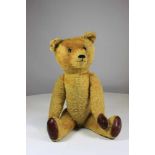 Teddybär, 1. Hälfte 20. Jh., Gliedmaßen beweglich, bespielt, Maße: 56 x 20 cm.