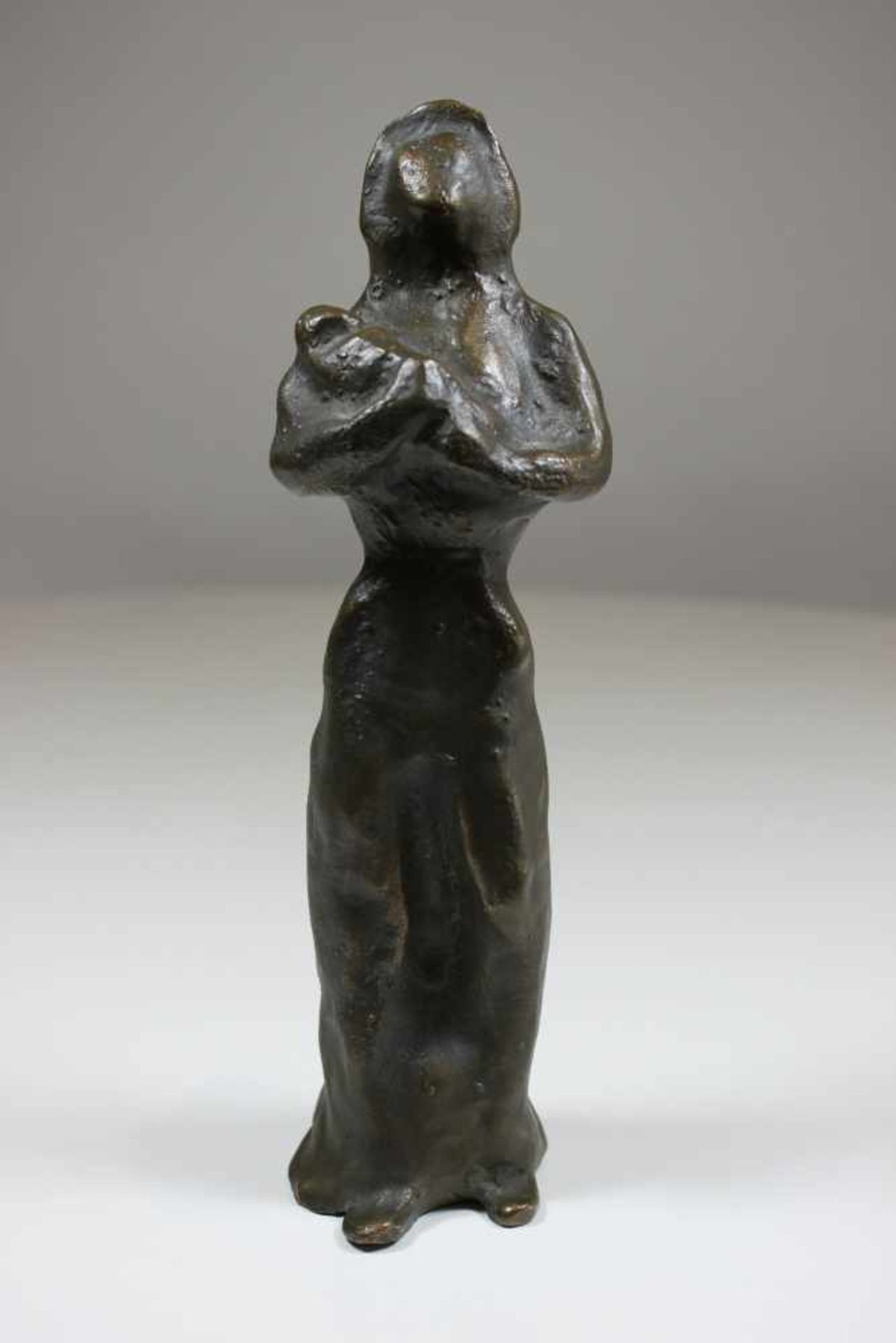 Frauenfigur, 20. Jh., abstrahierte Darstellung einer Mutter mit im Arm wiegendem Kind, am Boden