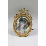 Miniatur Damenporträt, ovale Lupenmalerei auf Bein, Porträt einer barocken Dame mit grünem Hut, am