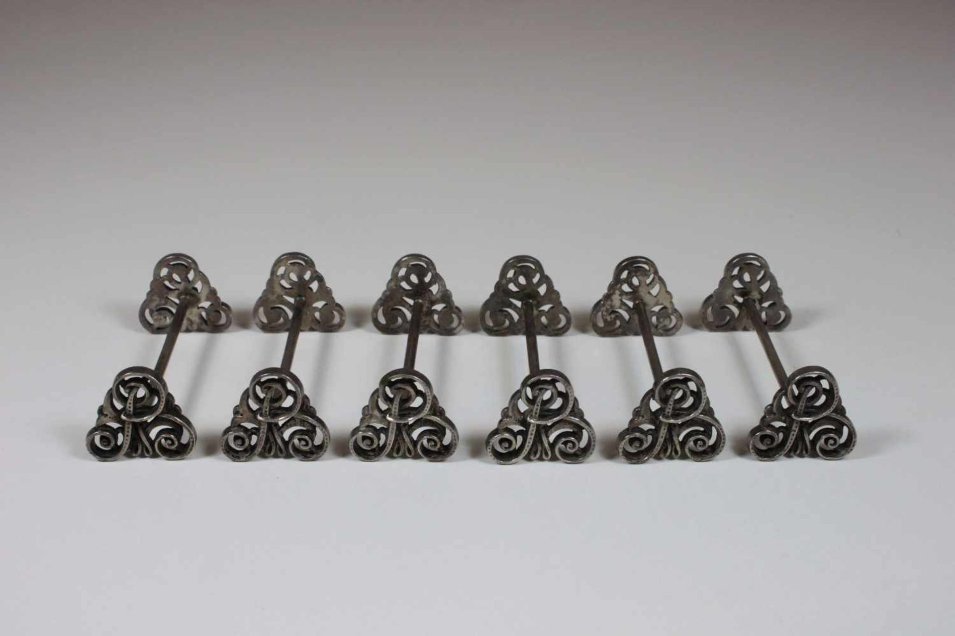 Sechs Messebänkchen, Silber gepunzt 800 Halbmond Krone, Enden mit Zierranken, M: 7 x 2,5 x 2,5 cm,