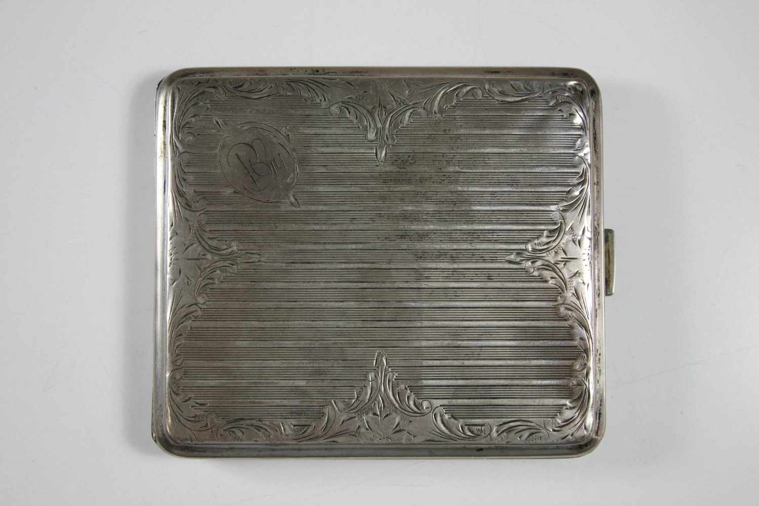 Zigarettenetui, Silber punziert, Gewicht ca. 75 gr., Maße: 9 x 8 x 1 cm.