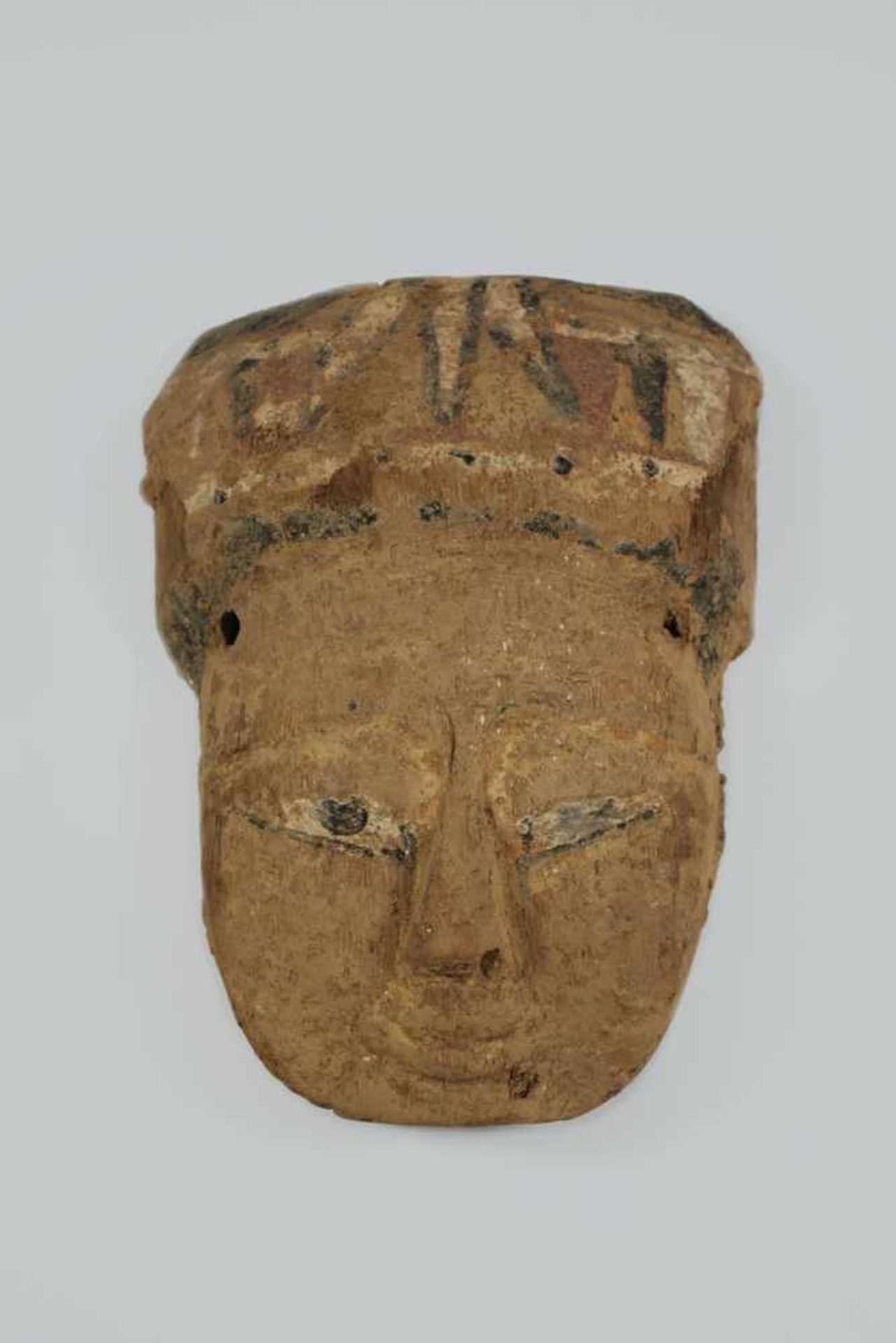 Sarkophag Maske, ägyptisch, v. Chr., Holz mit Substanzverlust, Reste originaler Farbfassung