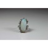 Ring, Opal mit Diamanten, gepunzt 585, großer Opal mit Kranz aus Diamenten in unregelmäßigen