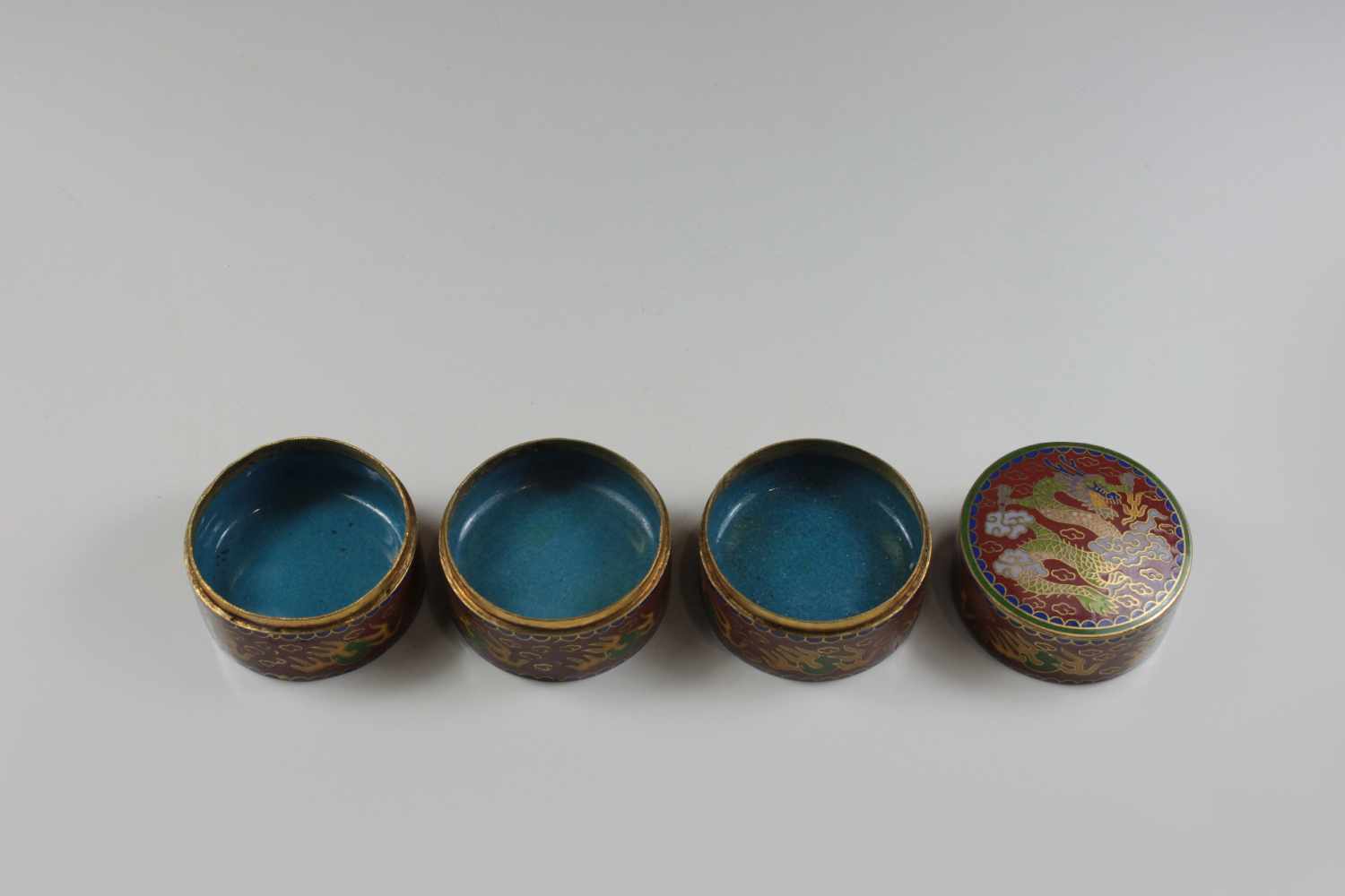 Dose, China 20. Jh., Cloisonne, Drachenmotiv, 4-teilig mit 3 Kammern, leichte Beschädigung an - Image 2 of 2