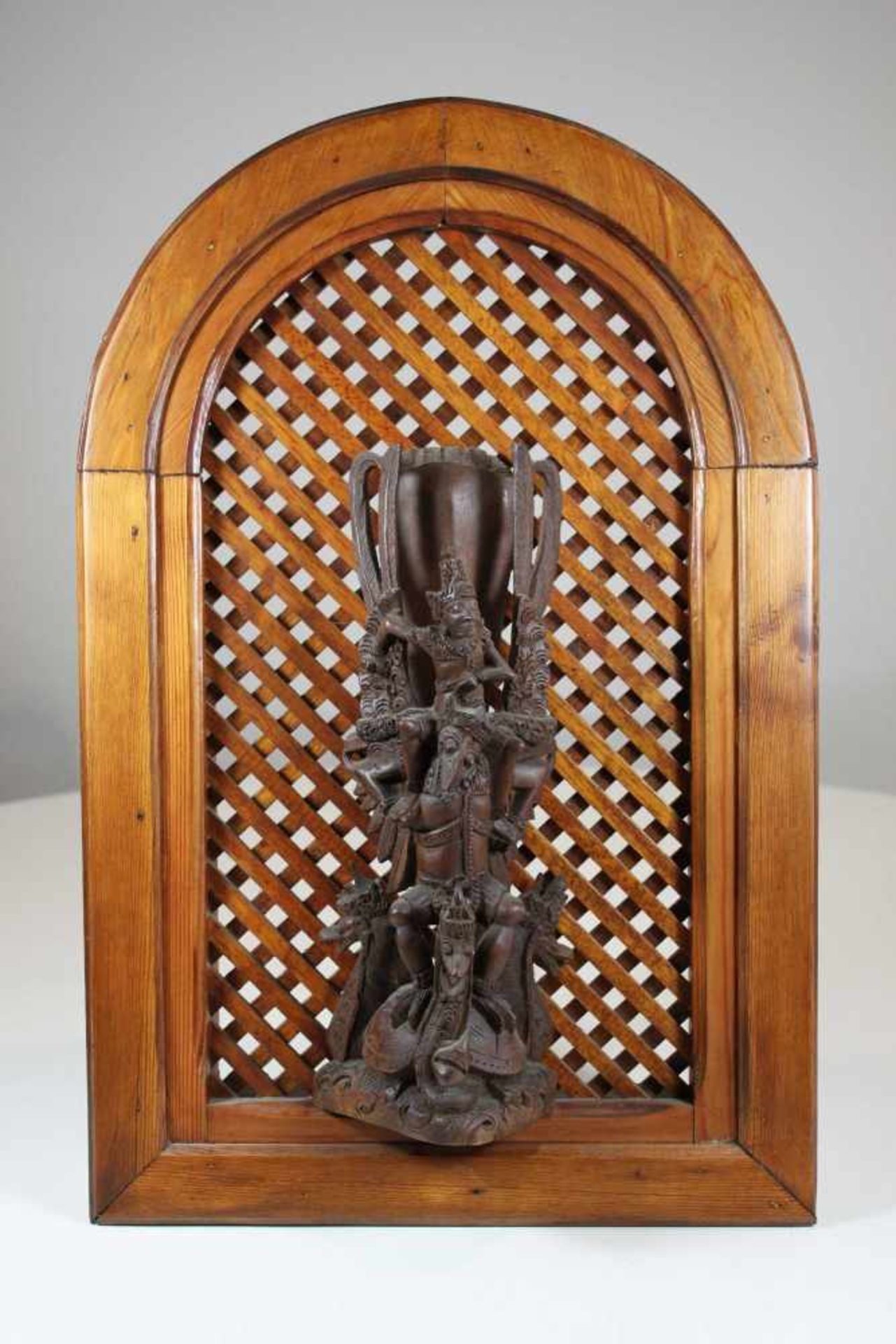 Skulptur, Bali 20. Jh., Holzschnitzerei, u. A. Garuda und Naga, Maße: 31 x 11 cm.