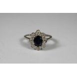 Damenring, WG 585/1000 (gestempelt), 1 dunkelblauer Saphir, 8 8/8 Diamanten, ca. 0,2 ct.,