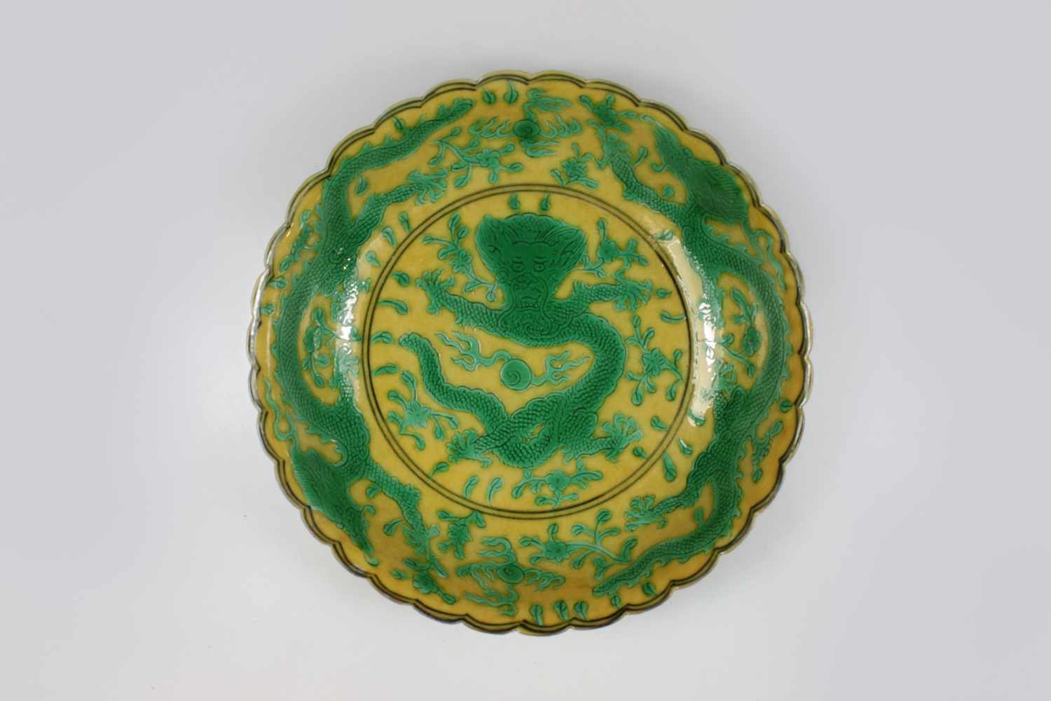 Kleiner Teller, China 18. Jh., Drachendekor in grün auf gelbem Grund, Sechszeichen-Siegelmarke