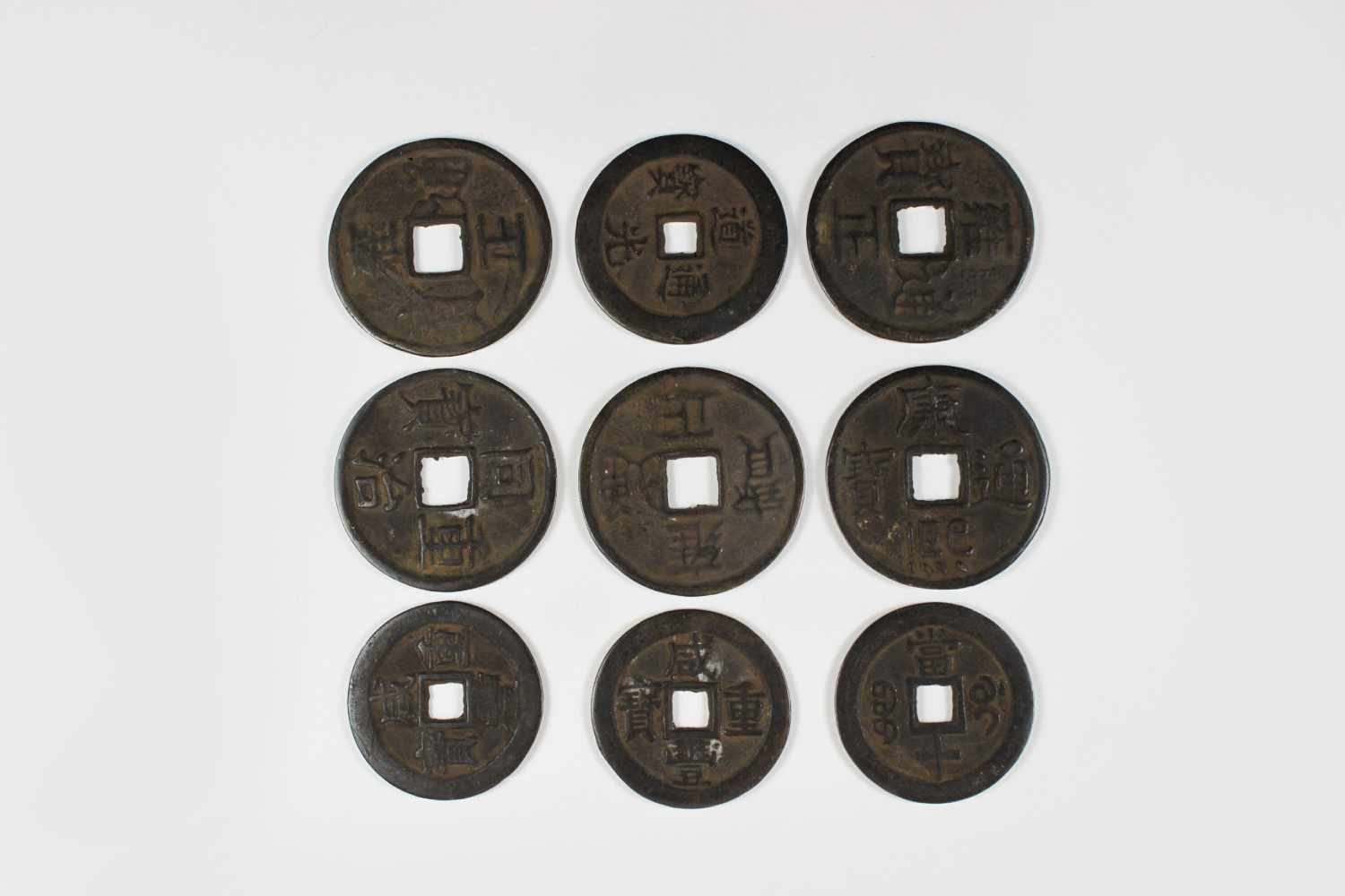 9 Münzen, China, u. A., 3 x unter Xian Feng 1860er, 1 x Amulett Kang Xi Tong Bao, Durchm. zwischen