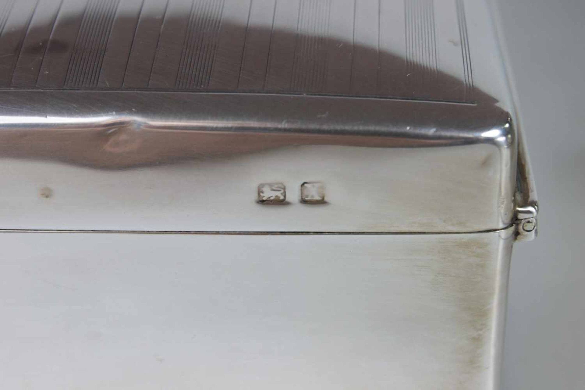 Paar Zigarettendosen, Silber punziert mit Holzkern, Boden beschwert, England Mitte 20. Jh., Maße: 18 - Bild 5 aus 5