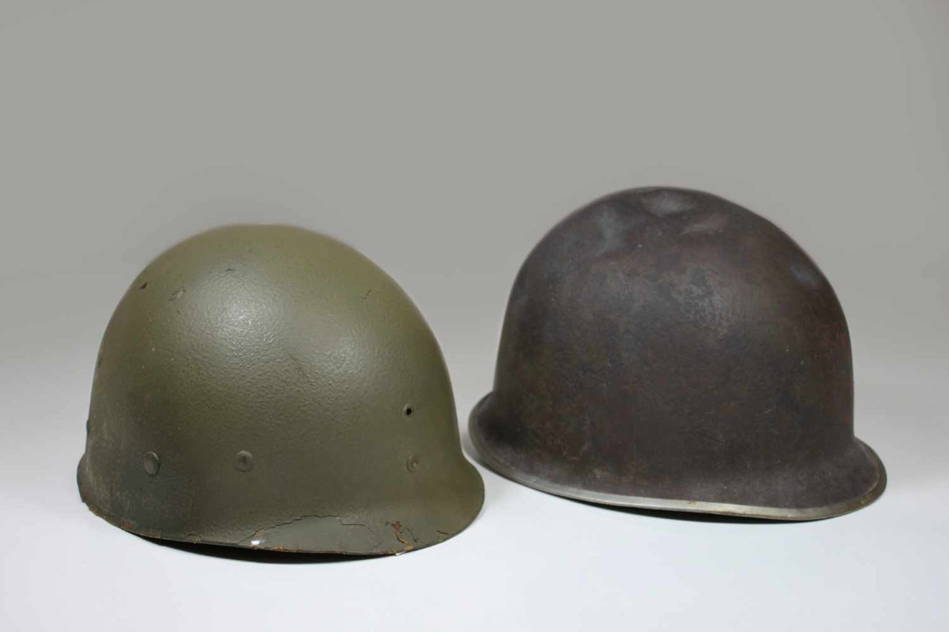 Amerikanischer Stalhelm, Herstellermarkierung Capact im Kreuz, um dieses 51 52 53 33.