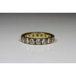 Memoire Ring, um 1990, Gelbgold 585, Ges.-Gew ca. 5,3 g, besetzt mit 18 Brillanten, zusammen ca. 2,