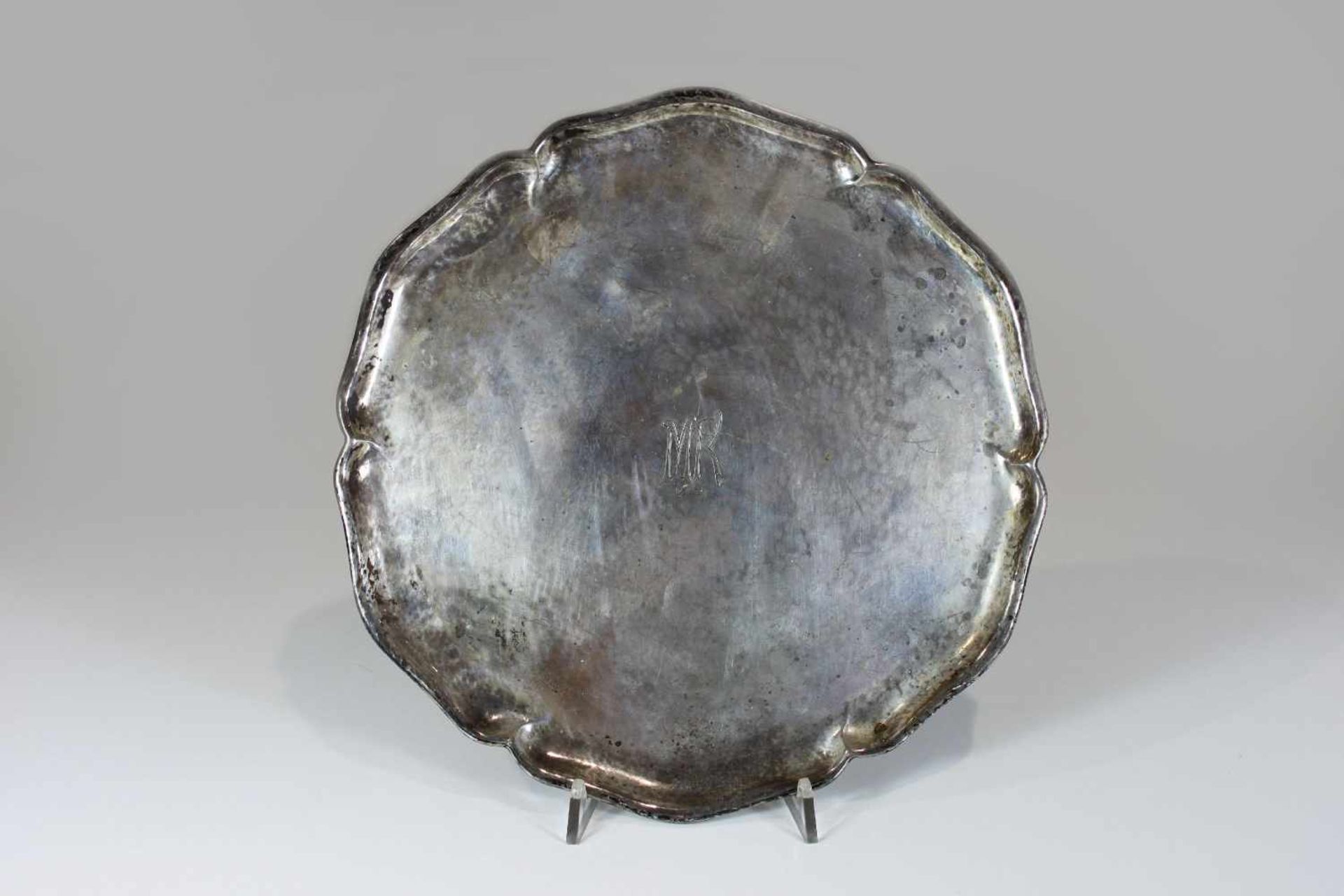 Runder Platte, Silber, gepunzt 830 Halbmond/ Krone, im Spiegel Monogramm MK, Gewicht: 516 g, D.: