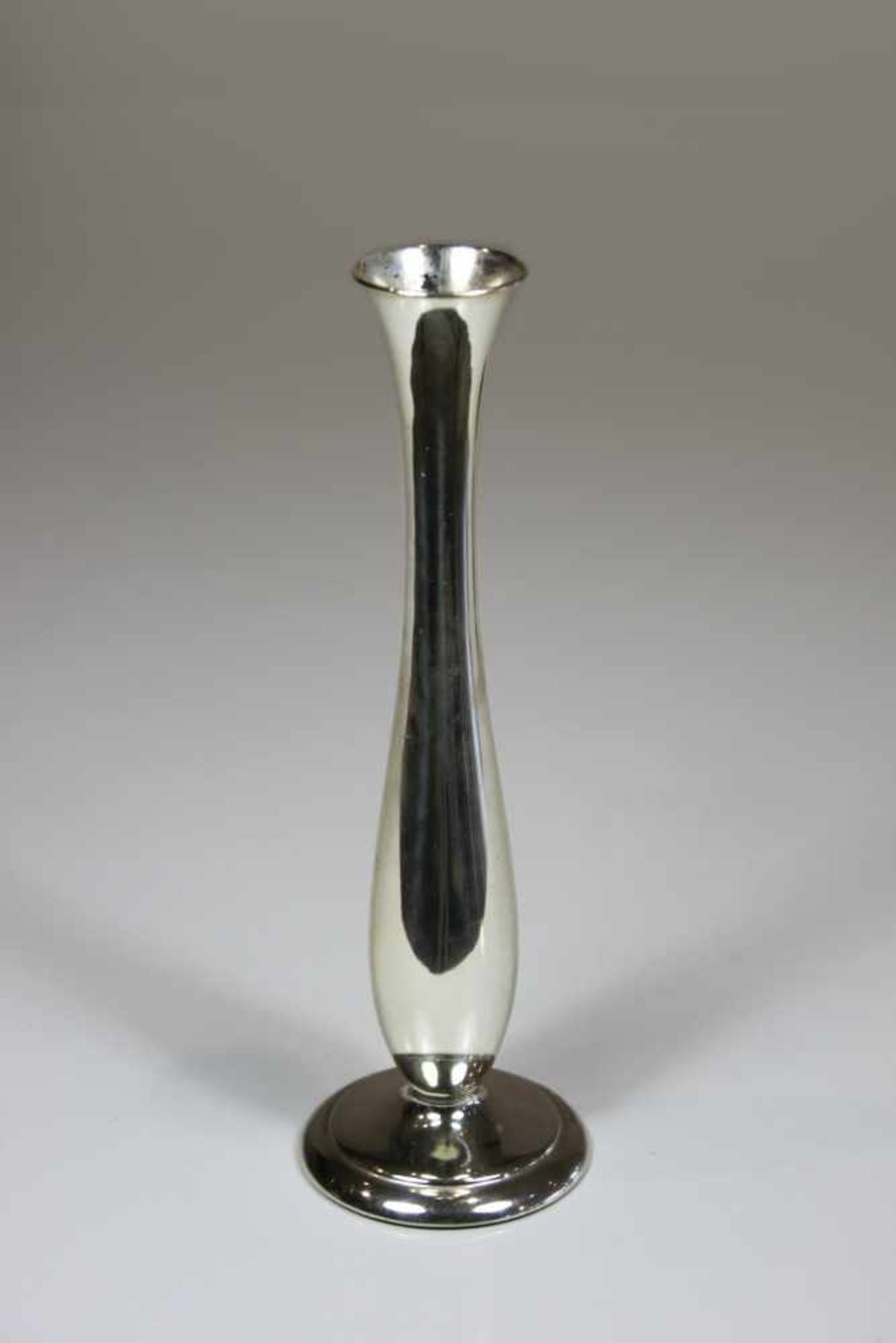 Schmale Vase, Sterling Silber, gepunzt 925 Halbmond/ Krone, H. 23,5 cm, D. am Mund 4 cm, Fuß