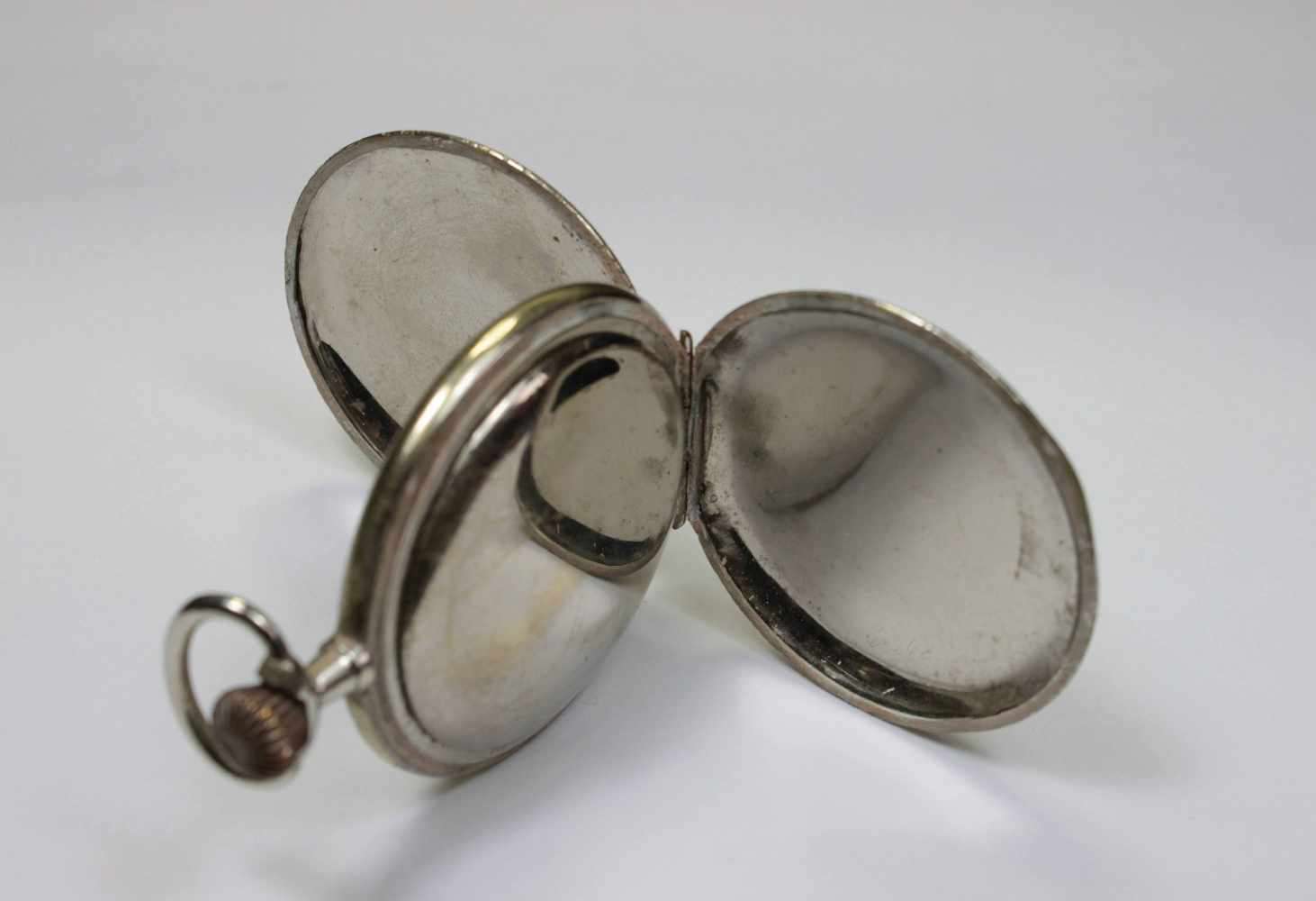 Taschenuhr, Silber, 19. Jh., Gehäuse mit Käfern geschmückt, Durchm.: 5 cm., Funktion ungeprüft. - Image 3 of 3