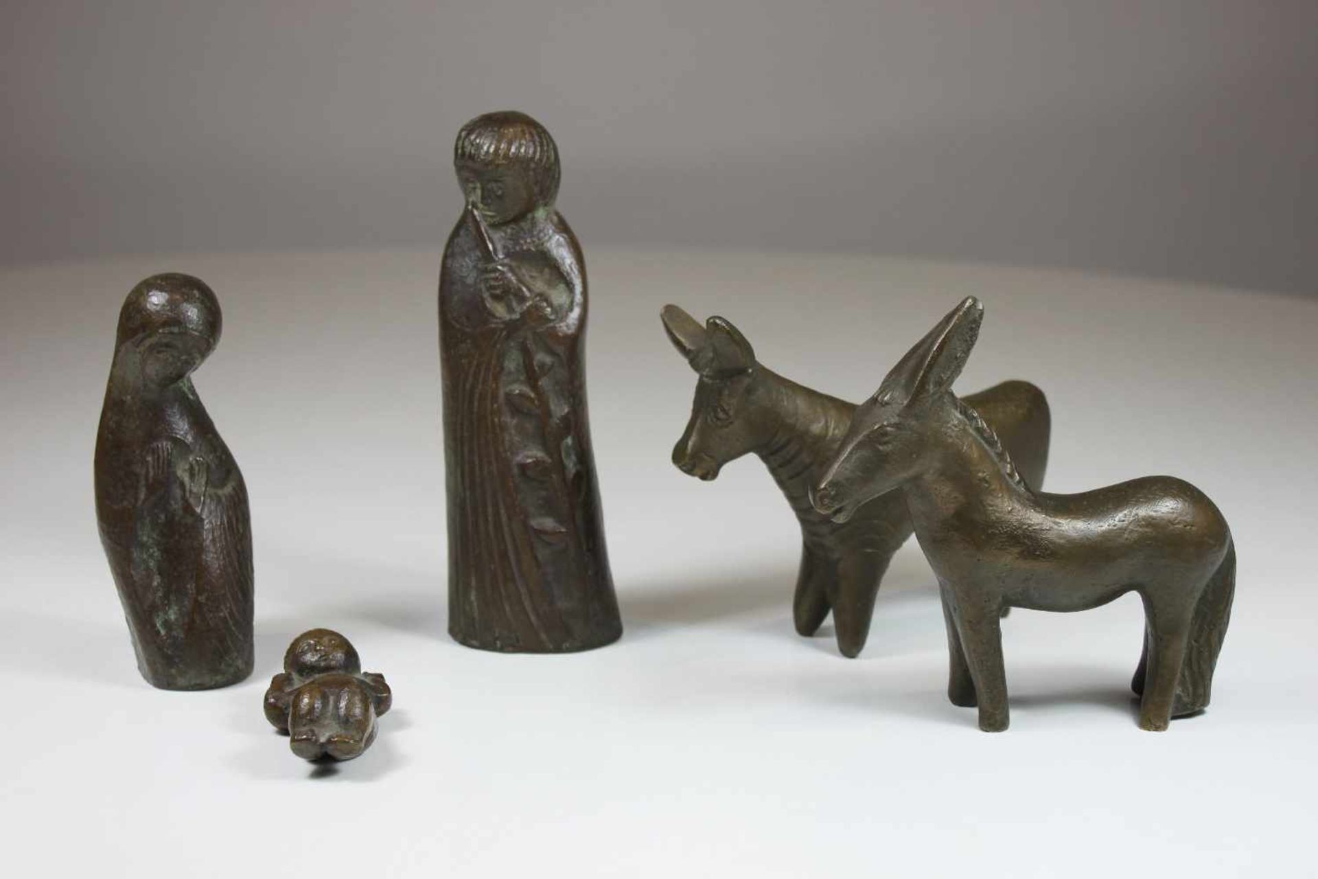 5 Krippenfiguren, 20 Jh., patinierte Bronze, die größte Figur H.: 17,5 cm.