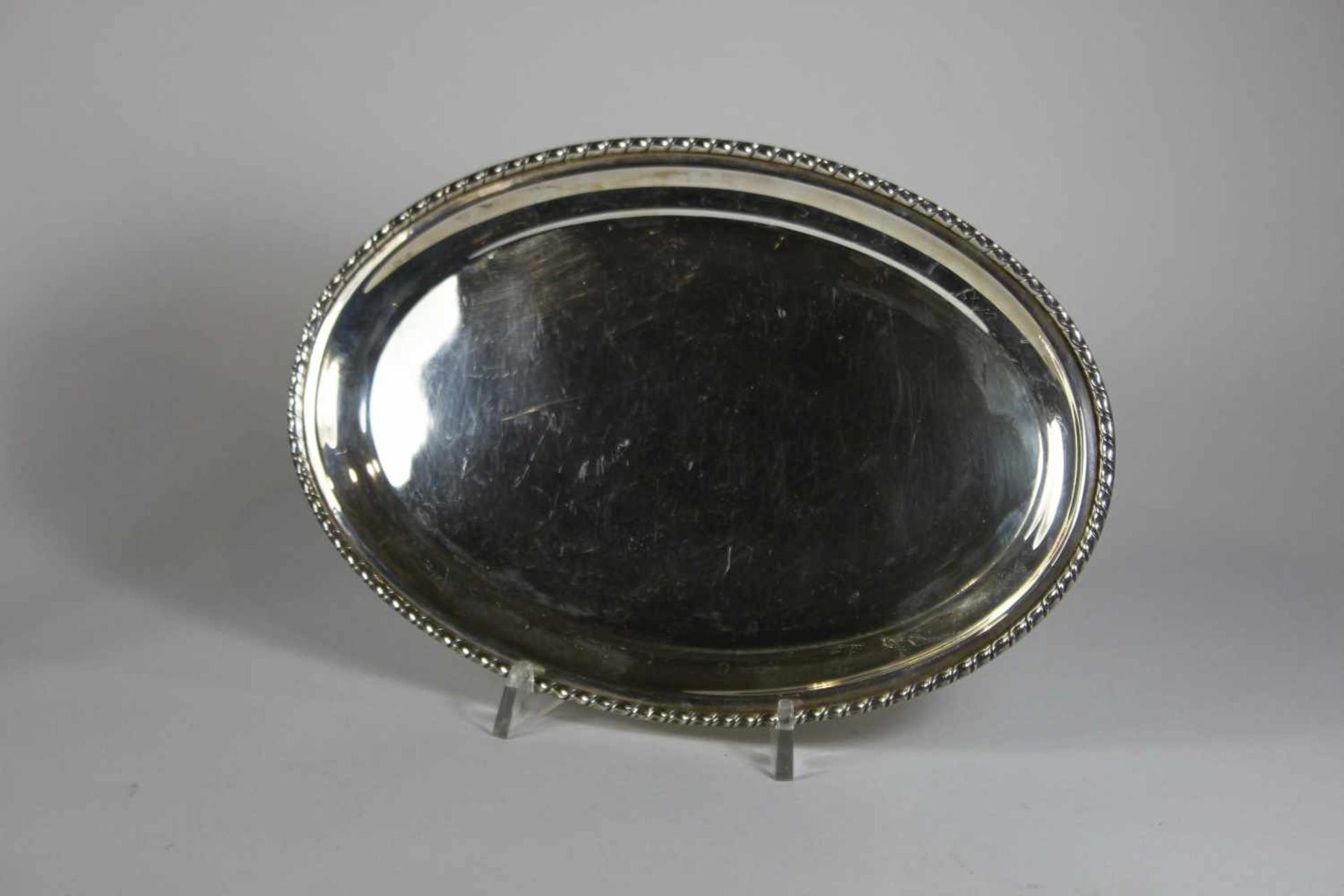 Kleines Tablett, 800er Silber punziert, ca. 168 gr., Maße: 23,5 x 16 cm.