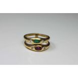 Doppelring, um 1980, Gold 750, Ges.-Gew ca. 7,5 g, besetzt mit oval Rubin und Smaragd Cabochon, 4