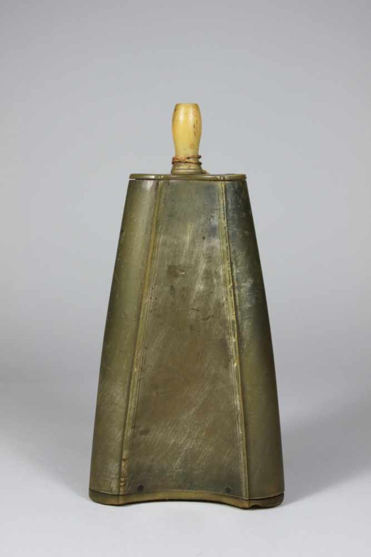 Pulverflasche, 19. Jh., Horn, konkav gewölbtes Mittelteil, H.: 18 cm.