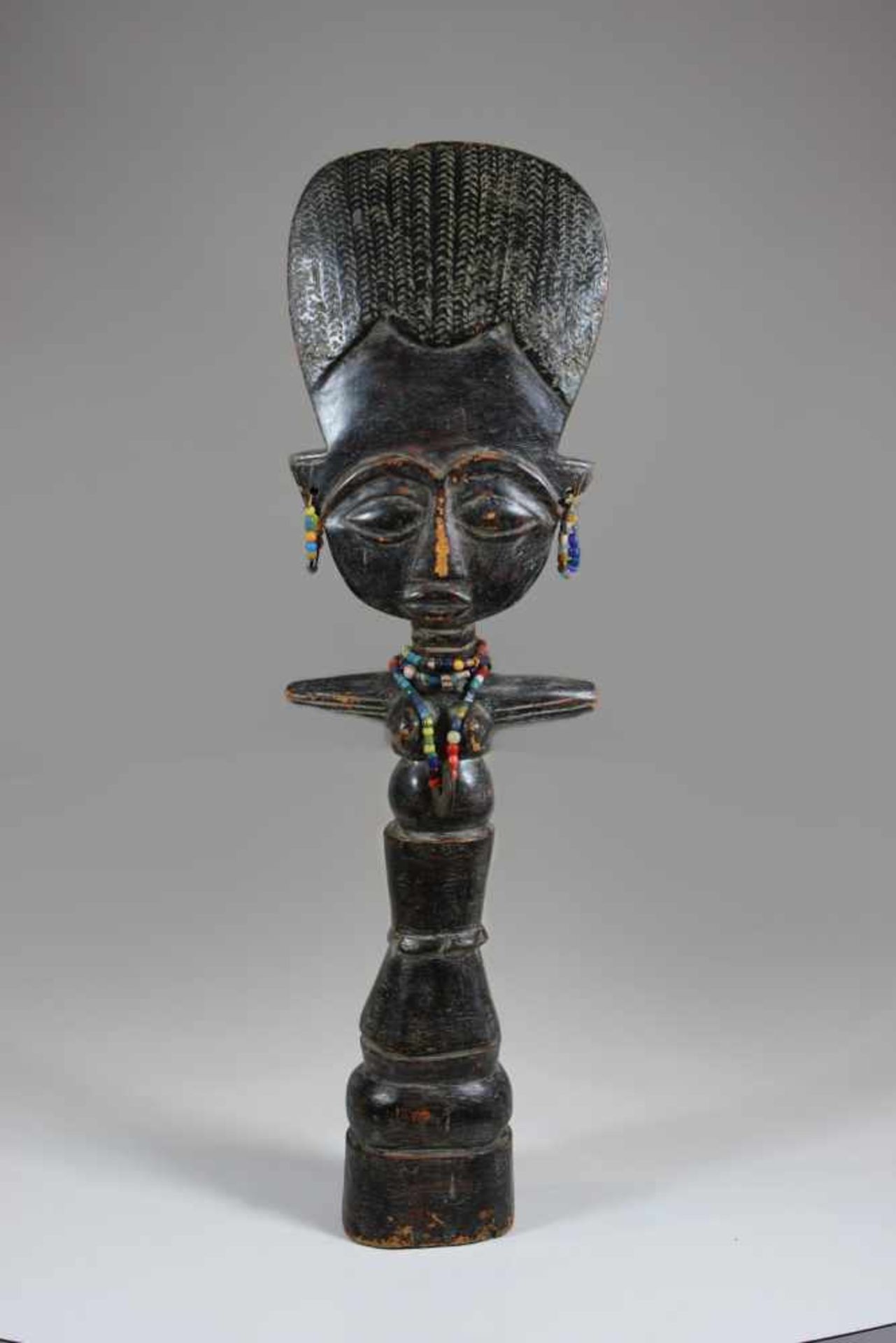 Akuaba (weibliche Fruchtbarkeitspuppe), Afrika 19. Jh., Holzschnitzerei, H.: 63 cm.