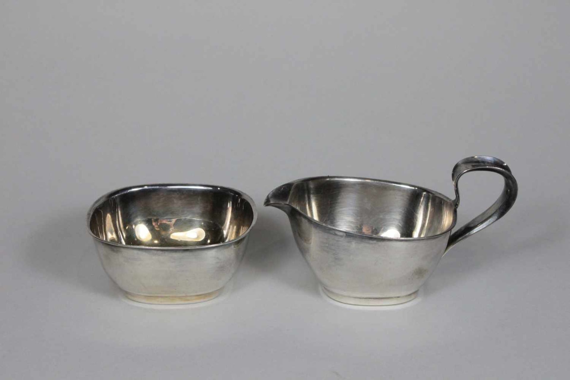 Zuckerdose und Sahnekännchen, 925er Silber, ca. 47 und 38 gr, Durchm. je 6 cm.