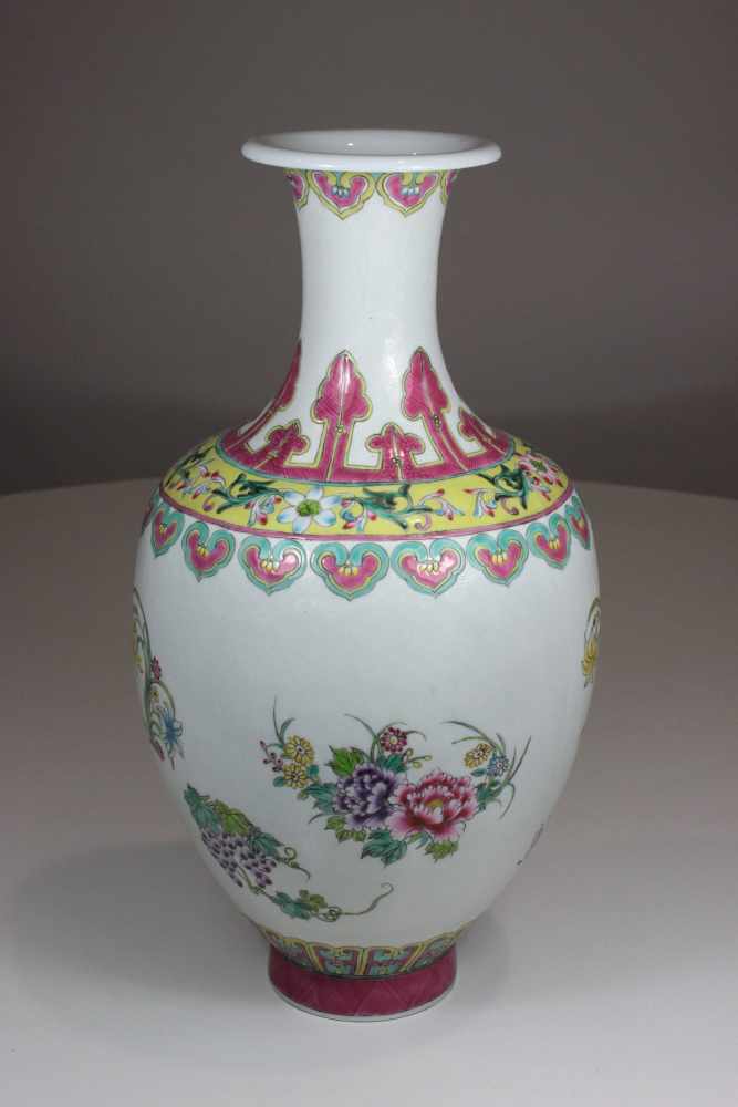 Vase, China, famille rose, Blumendekor, Vier-Zeichen Yongzheng Marke, H.: 41 cm, guter Zustand.