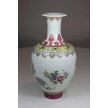 Vase, China, famille rose, Blumendekor, Vier-Zeichen Yongzheng Marke, H.: 41 cm, guter Zustand.