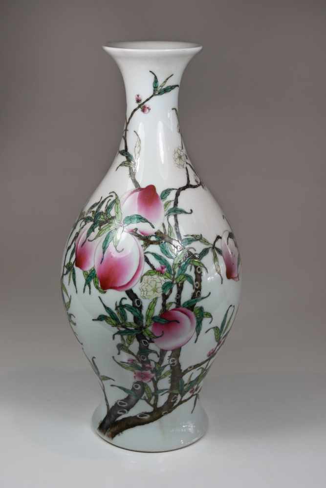 Vase, China, Yongzheng 1723 - 1735, blaue sechszeichen Bodenmarke, Pfirsichmotiv, H.: 39 cm.