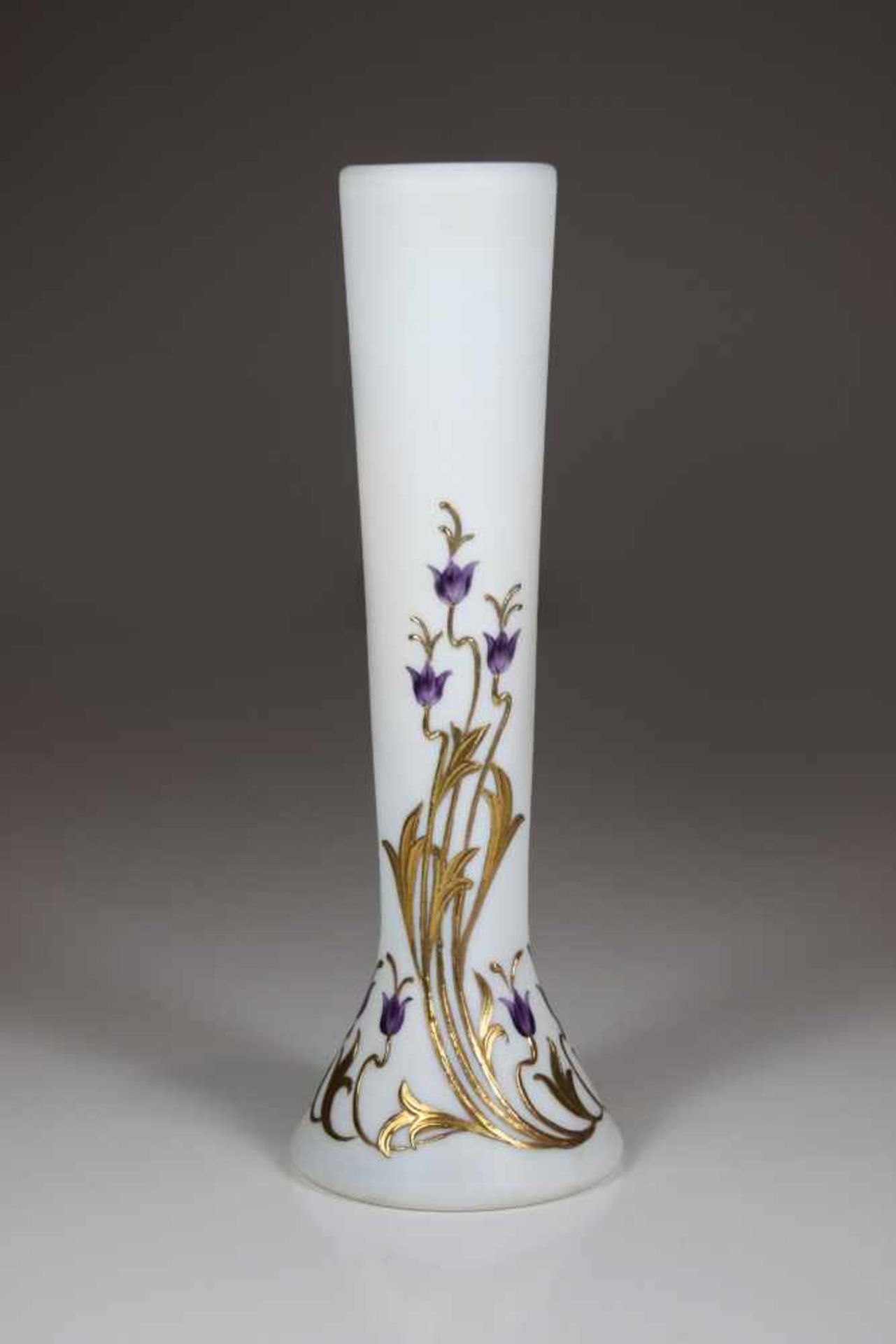 Jugendstilvase, Milchglas, mit Golddekor überfangen, Glockenblumen und Ranken, H.: 24,5 cm, D.: 8