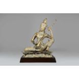 Bronzefigur, Thailand 20. Jh., sitzende Frauendarstellung mit Phin, vegroldet, Maße: 24 x 31 cm.