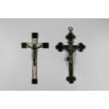 Zwei Sterbekreuze, Anhänger, Kleeblattkreuz vernickeltes Kruzifix mit Corpus Christi aus Metall
