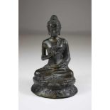 Kleiner Buddha, Bronze, H.: 14 cm, B.: 8,5 cm, leichte Korrosionsspuren.
