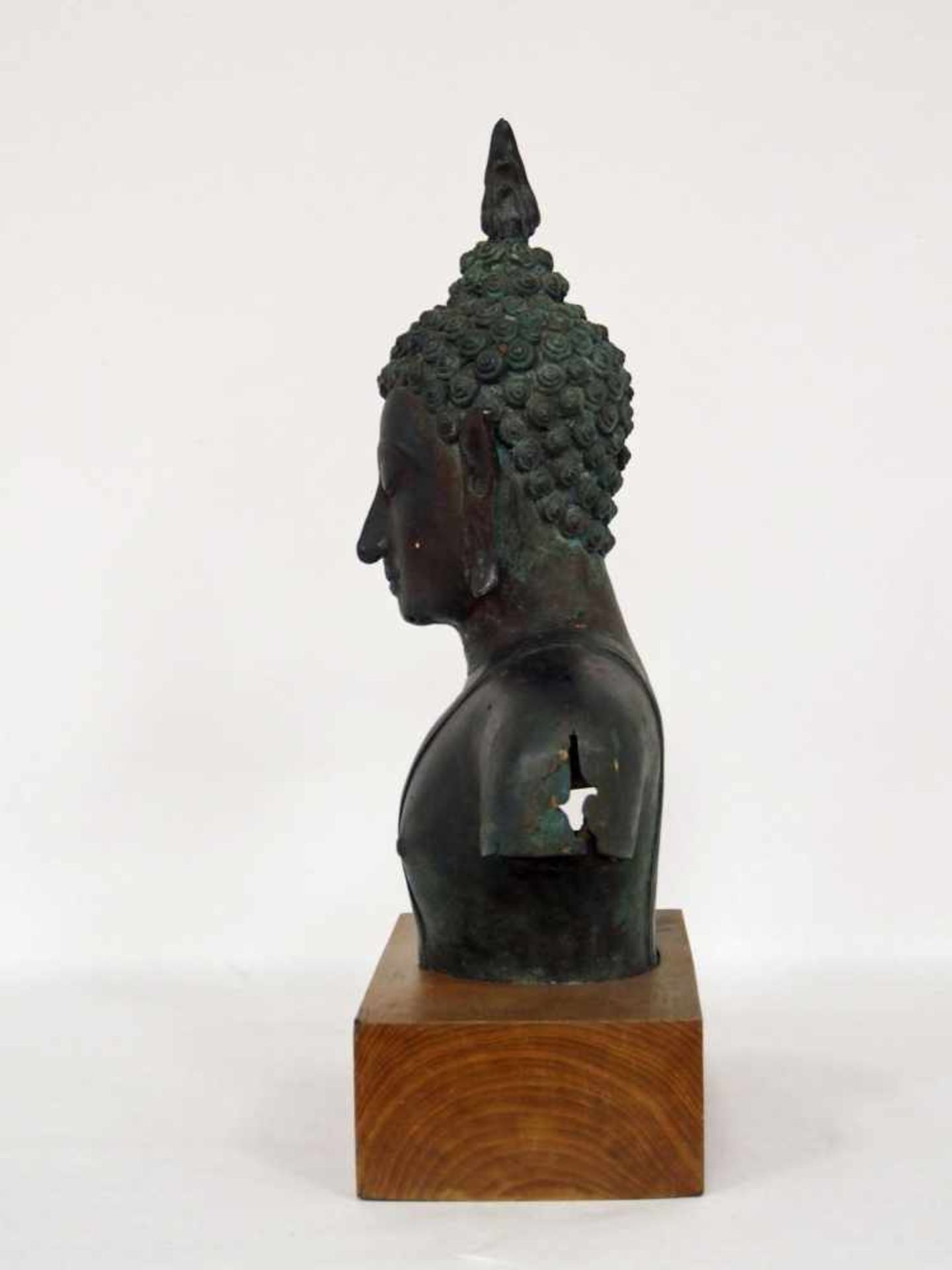 Buddha-BüsteBronze, Thailand, wohl 16. Jahrhundert, Höhe 38 cm (ohne modernen Holzsockel) - Bild 3 aus 3
