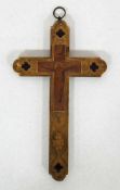 Kruzifix, Deutsch 19. Jh.Holz, Corpus, Aquarell auf Papier, Kreuzarme mit Messingbeschlägen, Höhe 21