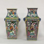 Paar Vasen, China, um 1900Porzellan mit figürlicher Malerei, Höhe 41 bzw. 42 cm
