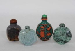 Vier SnuffbottlesJade, geschnittener Reliefdekor, sowie Stein mit Überfang, Stopper aus Jade, China,