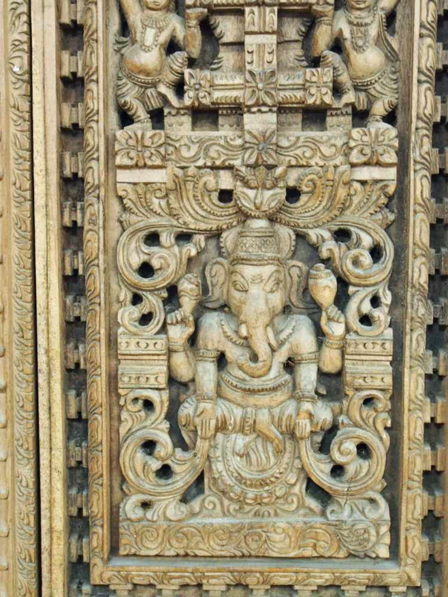 Einfassung einer Tempeltür mit TürblattHolz, reich geschnitzt mit mythologischen Figuren und - Image 3 of 5