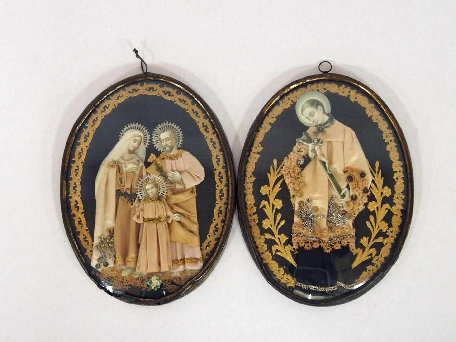 Zwei KlosterarbeitenFranz Xaver / Heilige Familie, Farblithographien, Seidengewänder, Gold- und