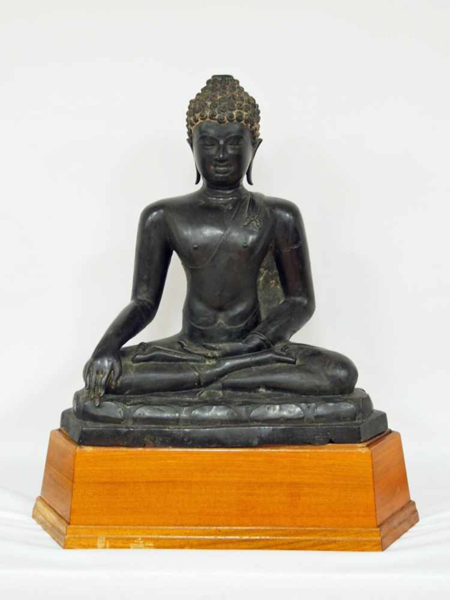 Buddha auf LotusthronBronze, Thailand 18. / 19. jahrhundert, Höhe 69 cm (ohne modernen Holzsockel)
