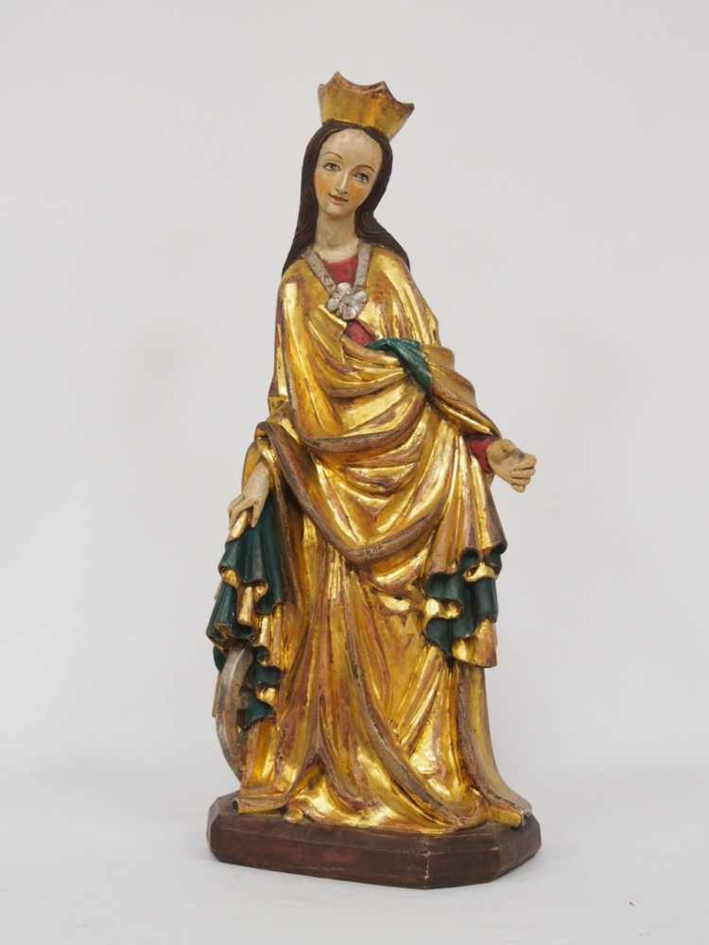 Heilige KatharinaHolz, vollrund geschnitzt, farbig gefasst und vergoldet, verso monogrammiert,