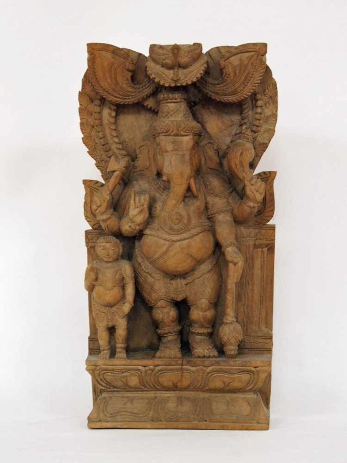 Giebelschmuck "Elephantengott"Holz, geschnitzt, Indien 19. Jahrhundert, Höhe 46 cm (Stosszähne