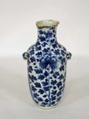 ÖsenvasePorzellan, Blau-Weiß-Malerei in Form von Blumen und Pfauen, bodenseitig Kang-Xi-Marke, China