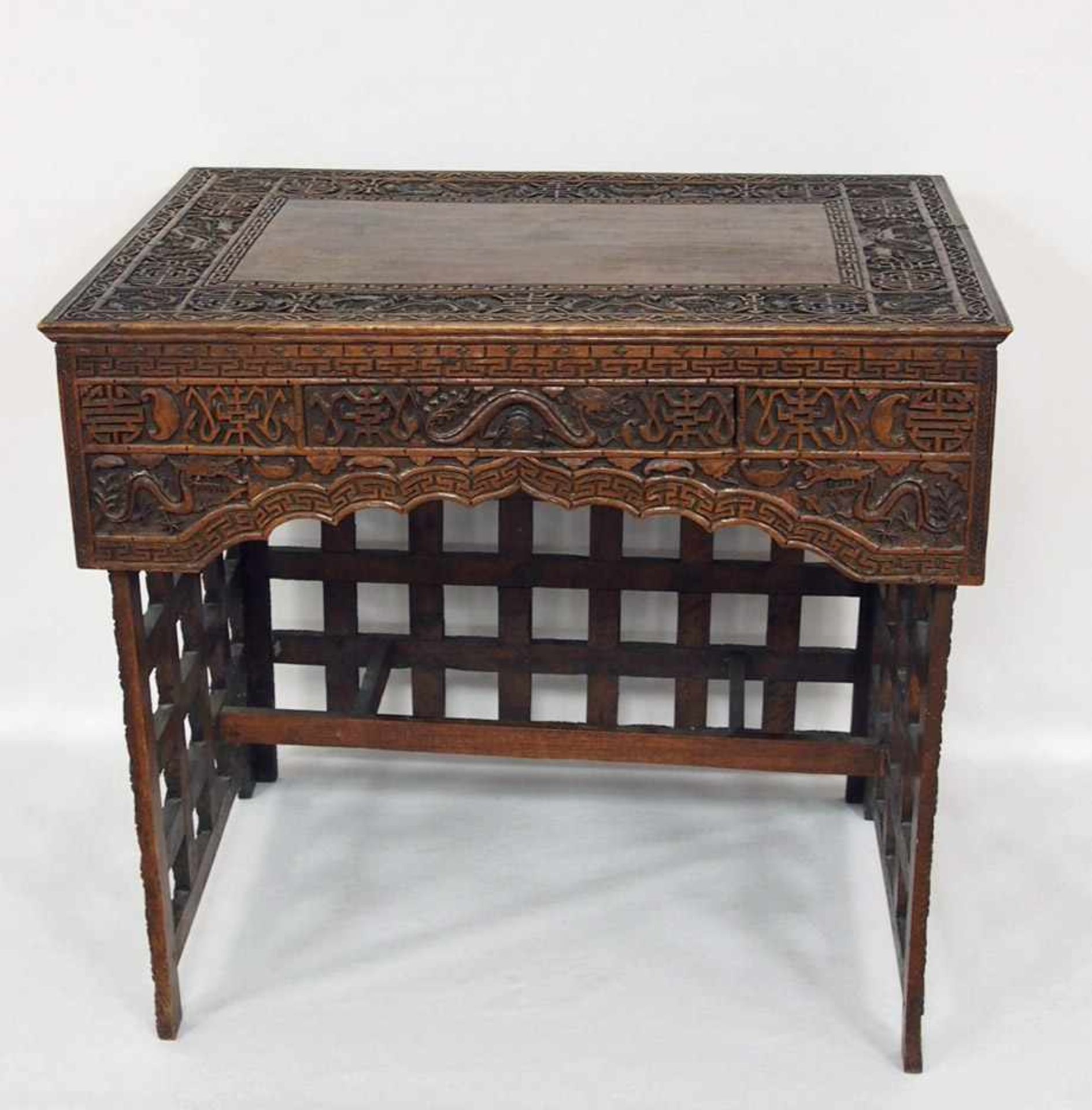 Chinesischer Tisch mit Schublademit Drachenmotiven, Holz, geschnitzt, um 1850, 62 x 68 x 47 cm - Image 2 of 3