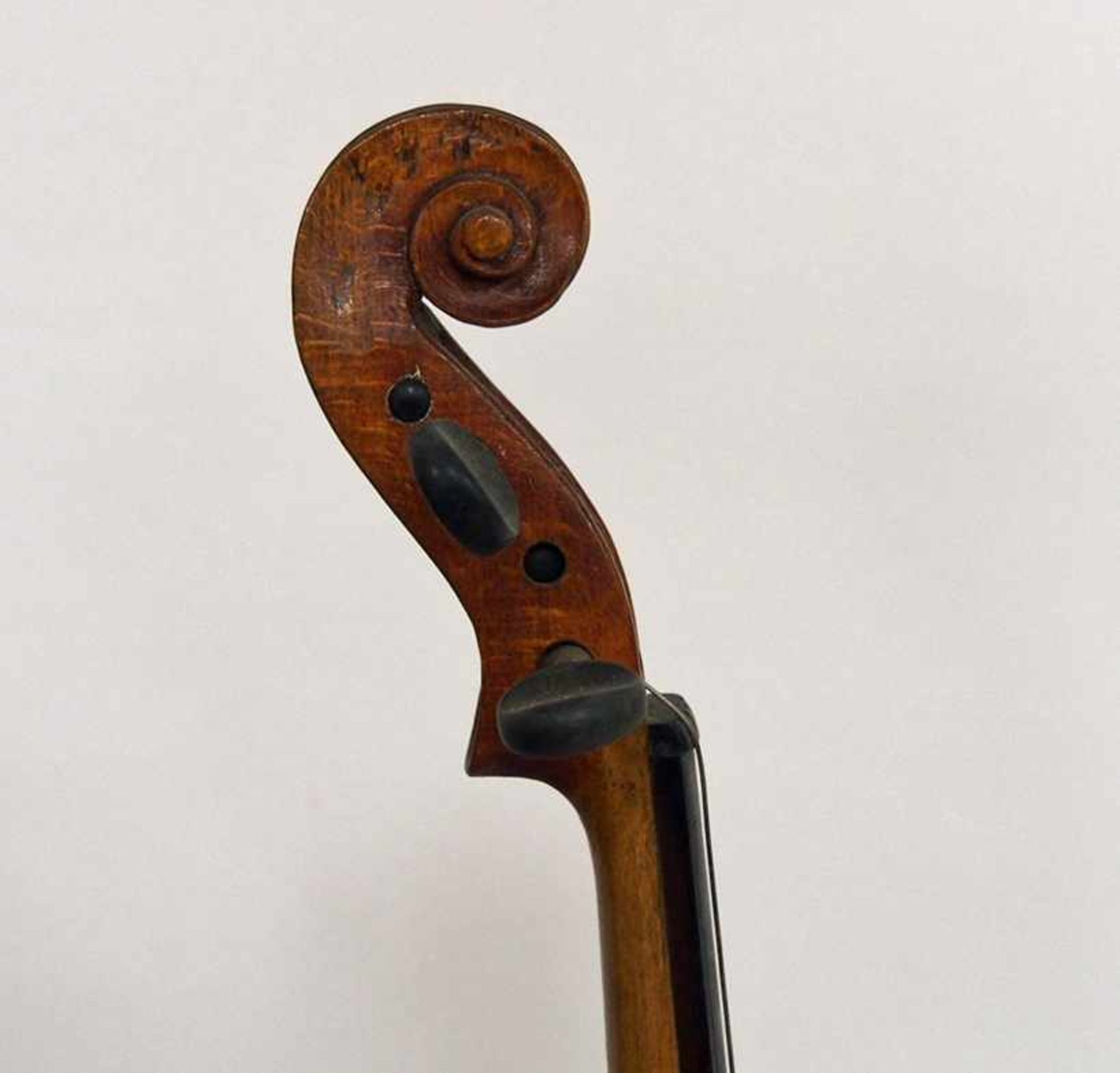 Geige, Deutschland, um 1820/1830Fichte (Decke), Ahorn (Zargen und Boden), alter braungelber Lack, - Bild 3 aus 7