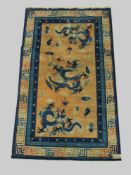 Teppich China mit Drachendekor, um 1920, 210 x 127 cm, Zustand C/D