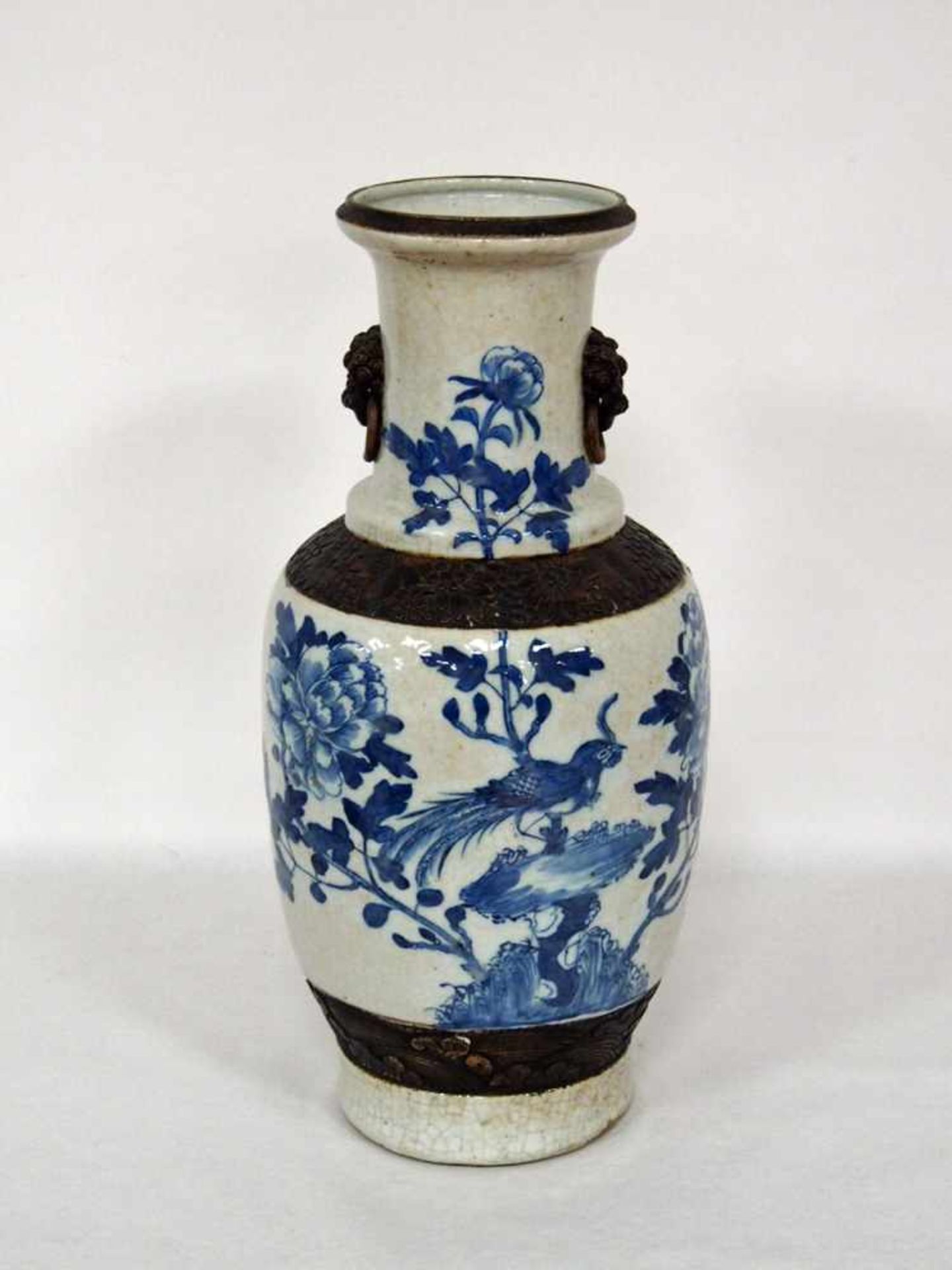 Große VasePorzellan, Craquelé-Glasur, braune Blatt- und Rankenbordüre, bodenseitig eingeritzte