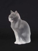 Sitzende KatzeGlas, mattiert, bodenseitig bezeichnet "Lalique, France", Höhe 20 cm