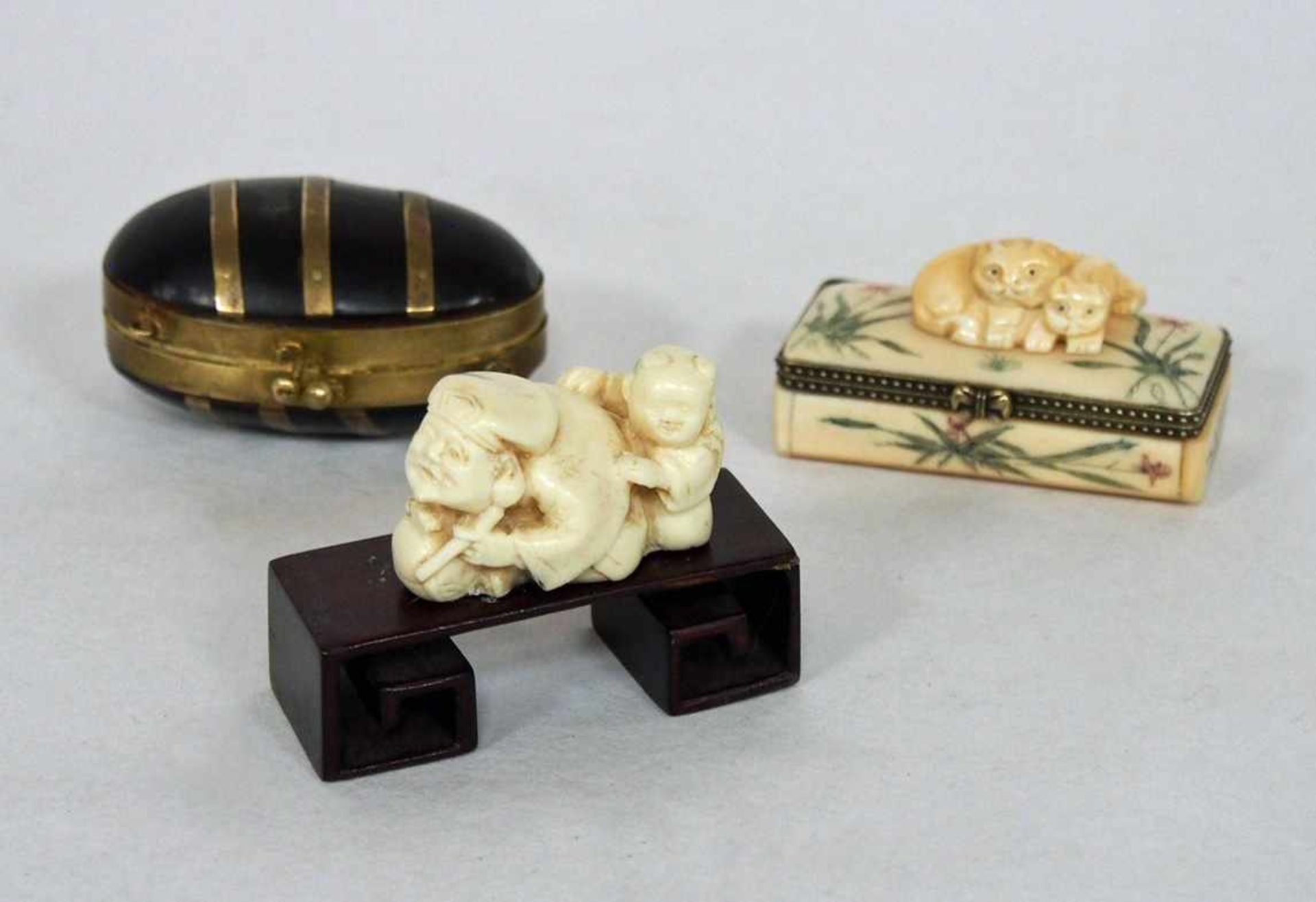 3 Teile ChinaDeckeldose, Elfenbein, Metallmontierung, China, um 1930, 3,5 x 7 x 4 cm; Deckeldose