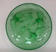 Schalegrün getöntes Glas mit Schwanendekor, bez. Verlys, France, um 1920-1930, Durchmesser 34,5 cm